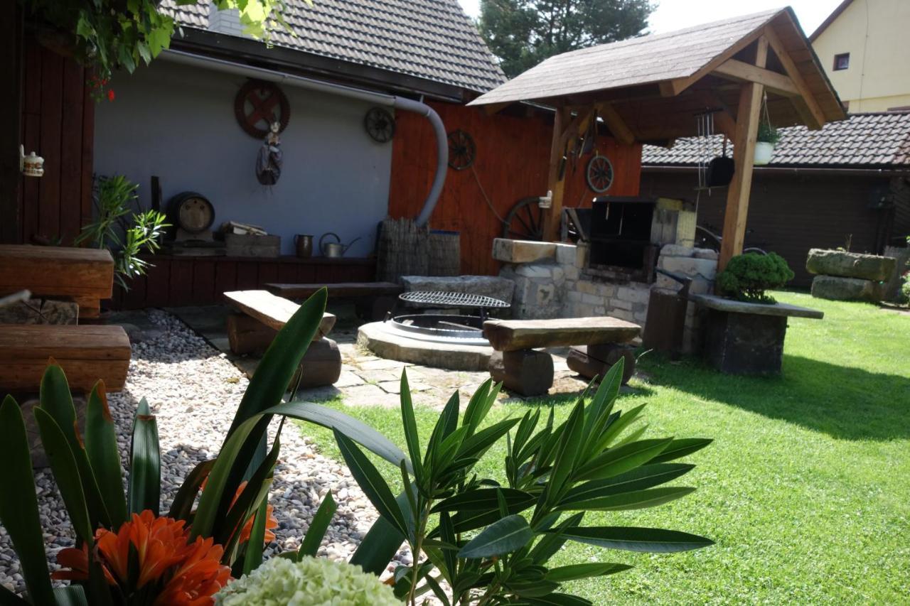 Pod Lipou Hotel Dolni Brusnice Bagian luar foto