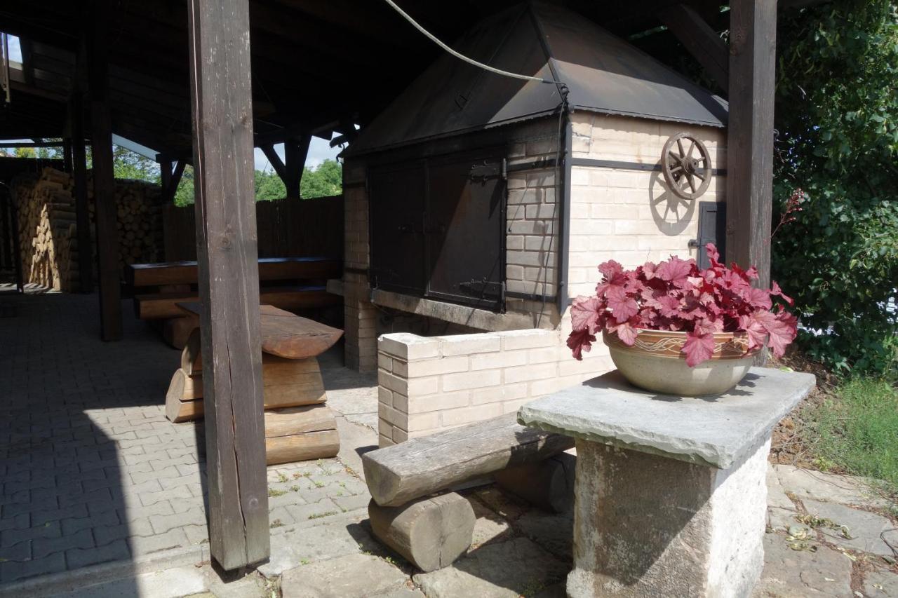 Pod Lipou Hotel Dolni Brusnice Bagian luar foto